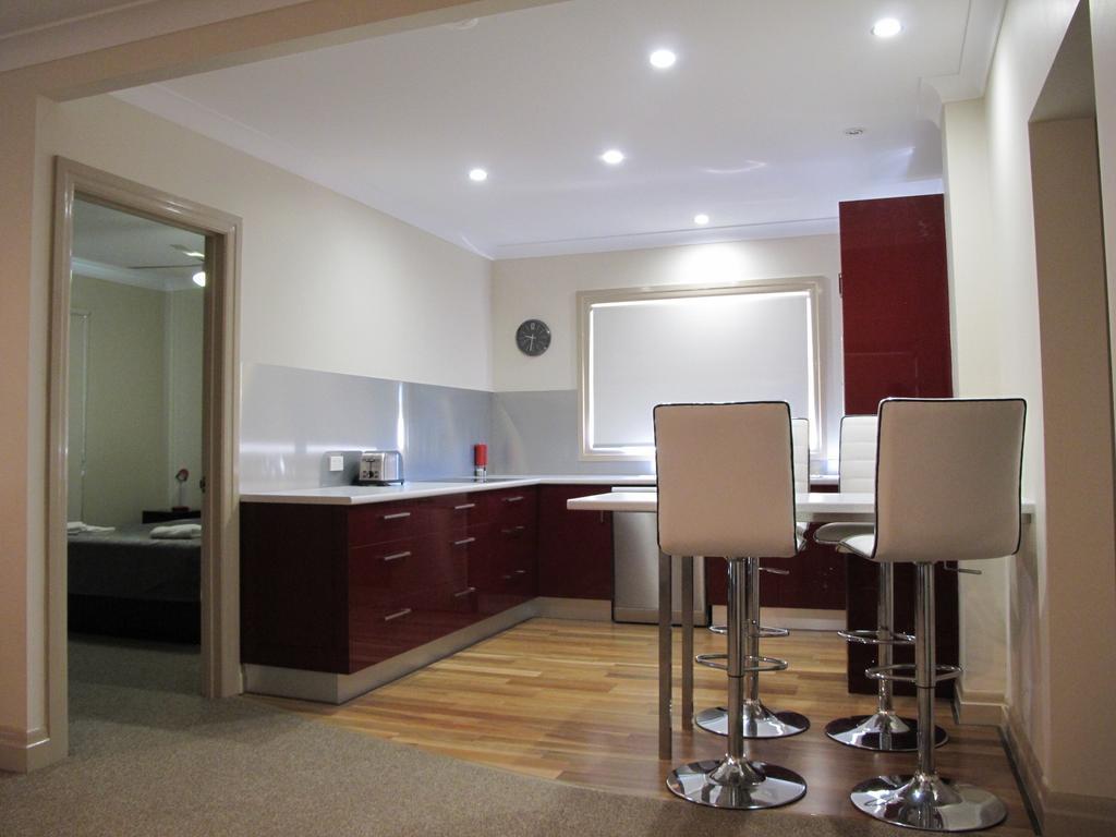 Hampton Court Apartments Brisbane Room photo